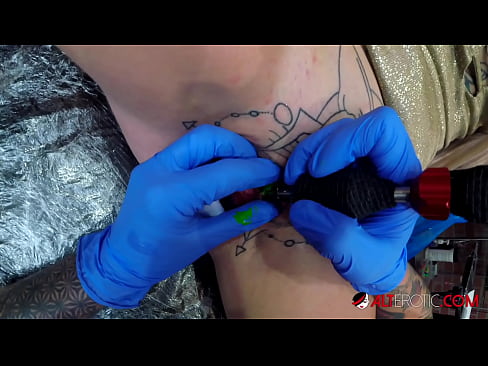 ❤️ Extremt tatuerade snyggingen Sully Savage fick en tatuering på sin klitoris Pornvideo at us sv.vanalize.ru ❤